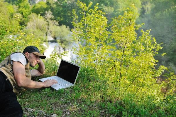 Homem laptop ao ar livre — Fotografia de Stock