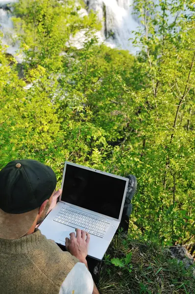 Homem laptop ao ar livre — Fotografia de Stock