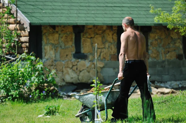 정원 일 하는 남자 — 스톡 사진