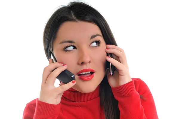 Молодая женщина разговаривает по телефону — стоковое фото