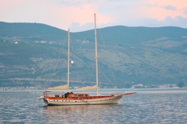 lüks turist tekne gemi denizde yaz tatili