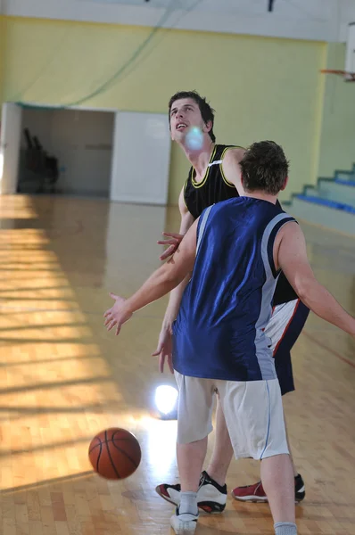 Basketbal duel — Stockfoto