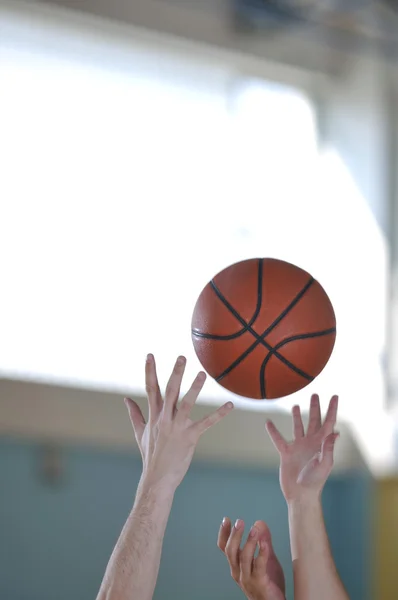 篮球决斗 — 图库照片