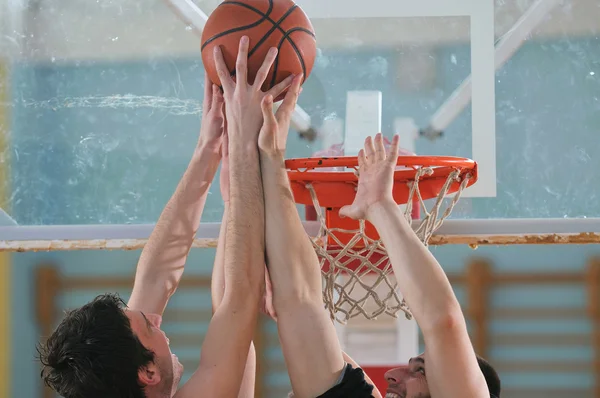 Duelo de basquete — Fotografia de Stock