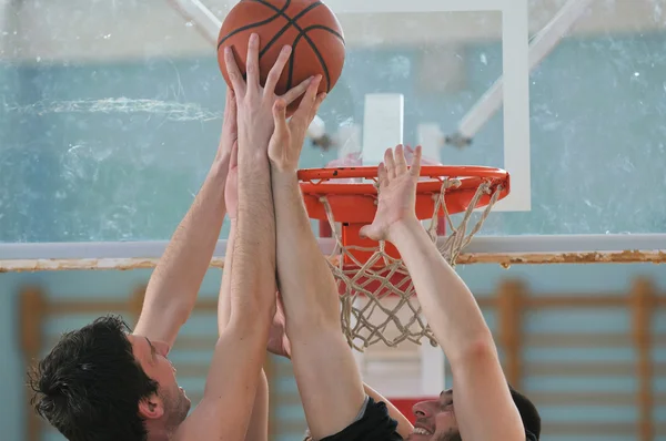 Duelo de basquete — Fotografia de Stock