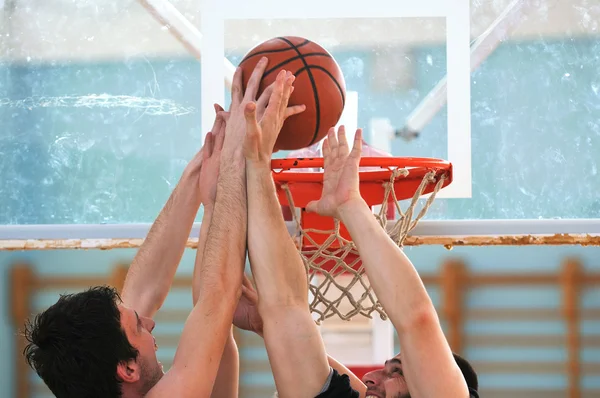 Basketbalový duel — Stock fotografie