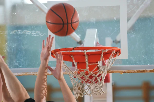 Баскетбольный поединок — стоковое фото