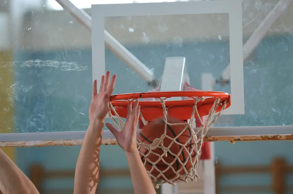Баскетбольный поединок — стоковое фото