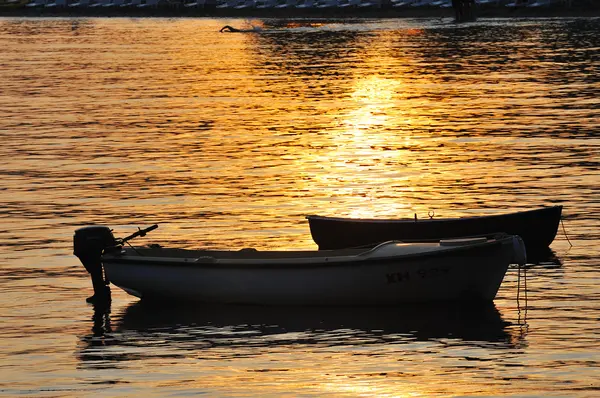Luxus-Touristenboot auf See im Sommerurlaub — Stockfoto