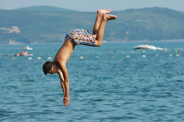 Rapaz salto mar — Fotografia de Stock