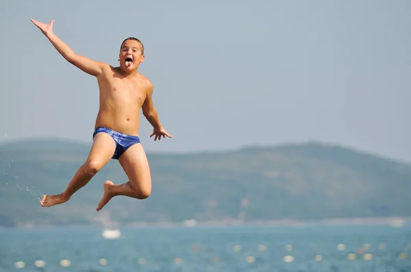 Chłopiec skok morze — Zdjęcie stockowe
