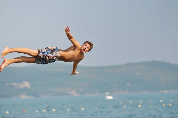 Chłopiec skok morze — Zdjęcie stockowe