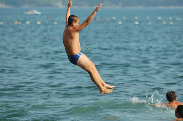 Chlapec skok moře — Stock fotografie