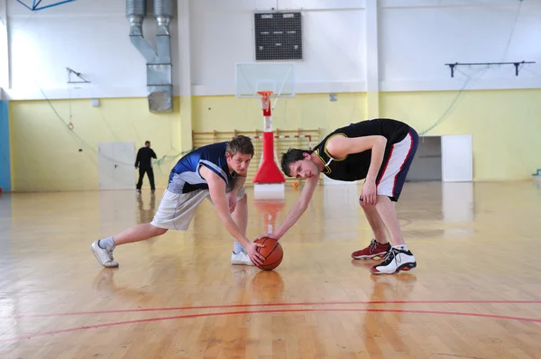 Basketball-Duell — Stockfoto