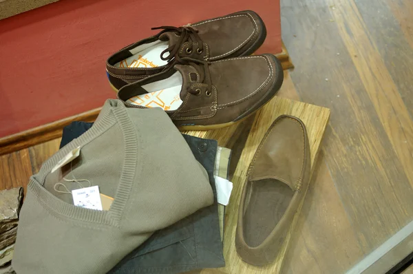 Обувь в витрине магазина — стоковое фото