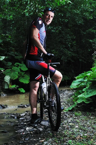 Mount bike ember szabadtéri — Stock Fotó