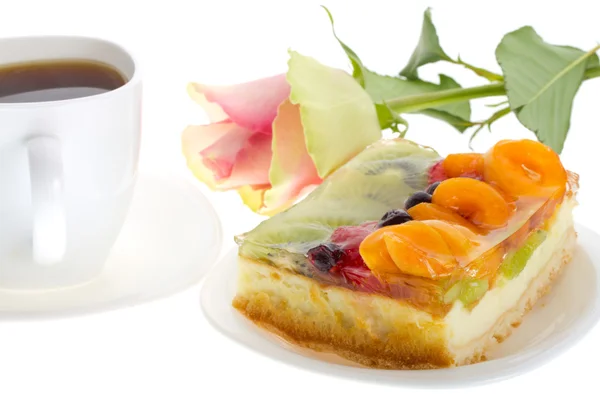 Quarkkuchen mit Obst und Rose — Stockfoto