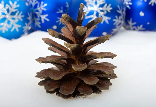 Cono de pino y decoraciones navideñas — Foto de Stock