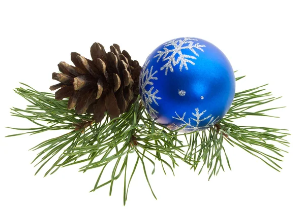 Vánoční koule a borovice kuželový — Stock fotografie