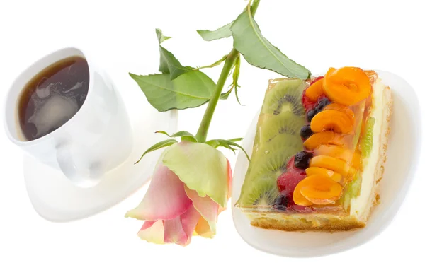 Творожный пирог с фруктами и розой — стоковое фото