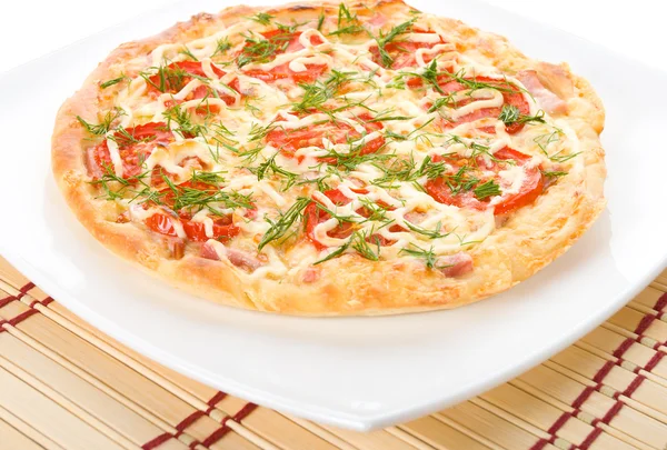 Pizza auf dem Teller — Stockfoto