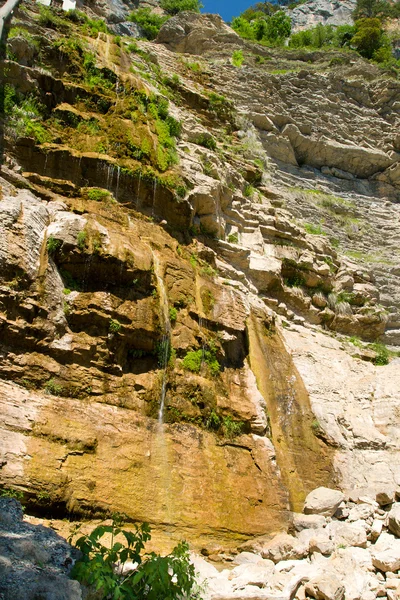 Trockener Wasserfall im Sommer — Stockfoto