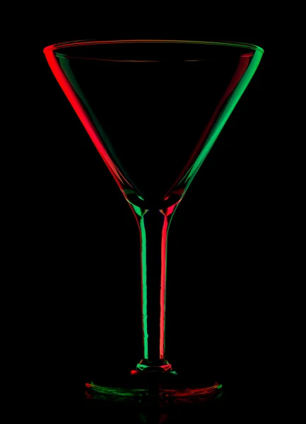 Průhledné barevné prázdné martini sklo na černém pozadí — Stock fotografie
