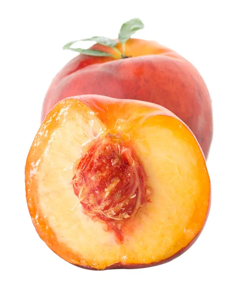 Персик с листьями — стоковое фото