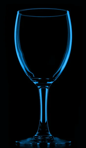 Прозорий блакитний порожній келих для вина на чорному — стокове фото