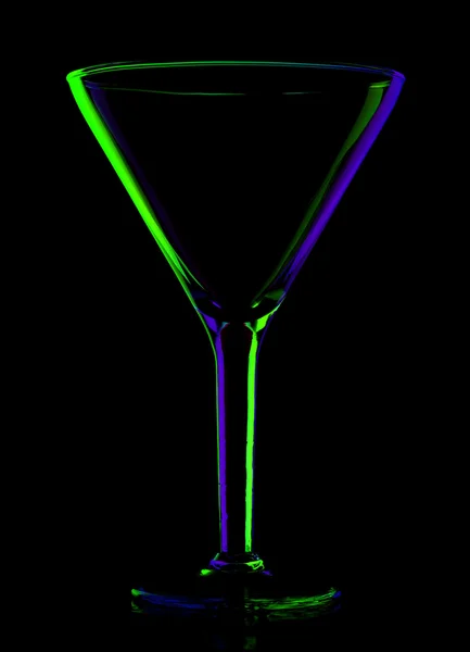Průhledné barevné prázdné martini sklo na černém pozadí — Stock fotografie