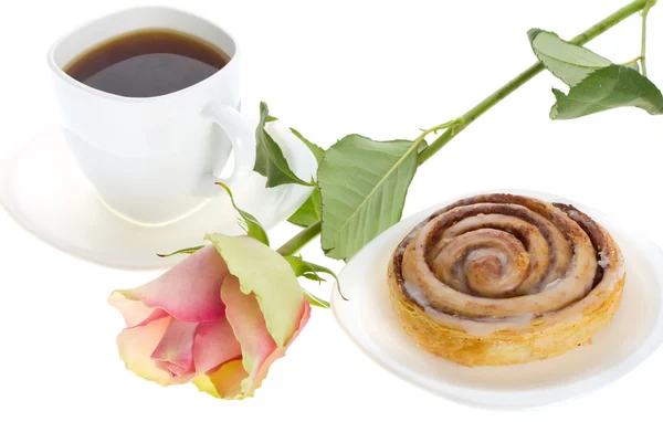 Cake with cinnamon, tea and rose — Stock Photo, Image