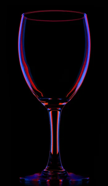 Verre à vin vide de couleur transparente sur noir — Photo