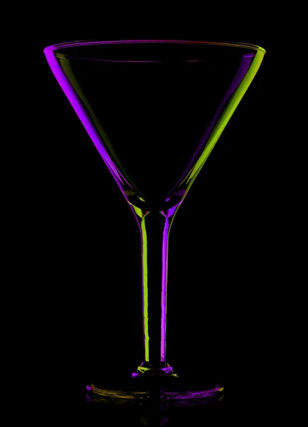 Transparante gekleurde lege Martiniglas op zwart — Stockfoto