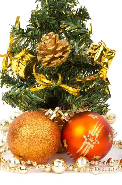 圣诞装饰品和冷杉树 — 图库照片