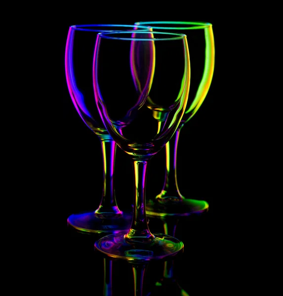 Tři prázdné sklenice na víno na černém pozadí — Stock fotografie