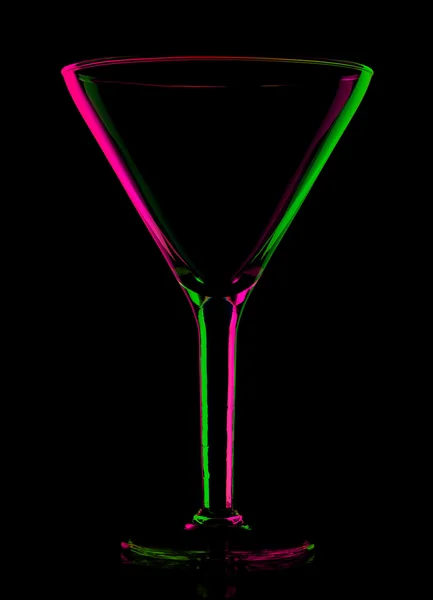 Transparante gekleurde lege Martiniglas op zwart — Stockfoto