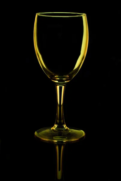 Copo de vinho vazio transparente em preto — Fotografia de Stock