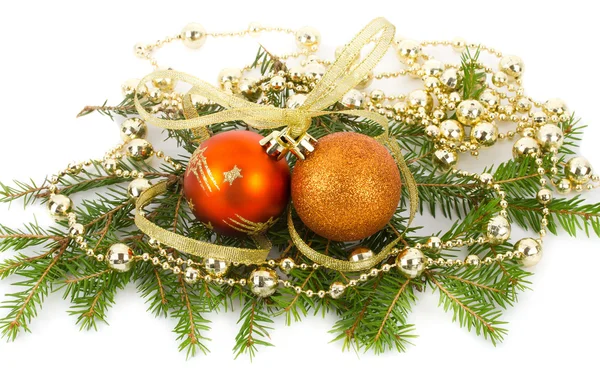 Julpynt på fir grenar — Stockfoto