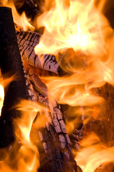 Leña de cerca en el fuego —  Fotos de Stock