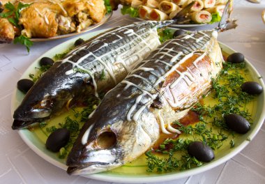 plaka üzerinde dolması uskumru