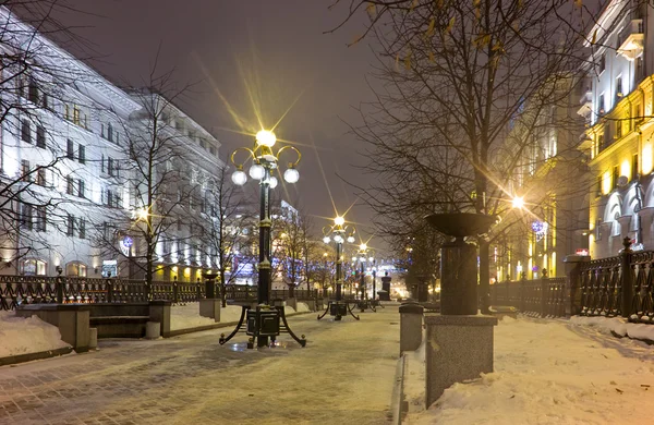 Praça iluminada à noite — Fotografia de Stock