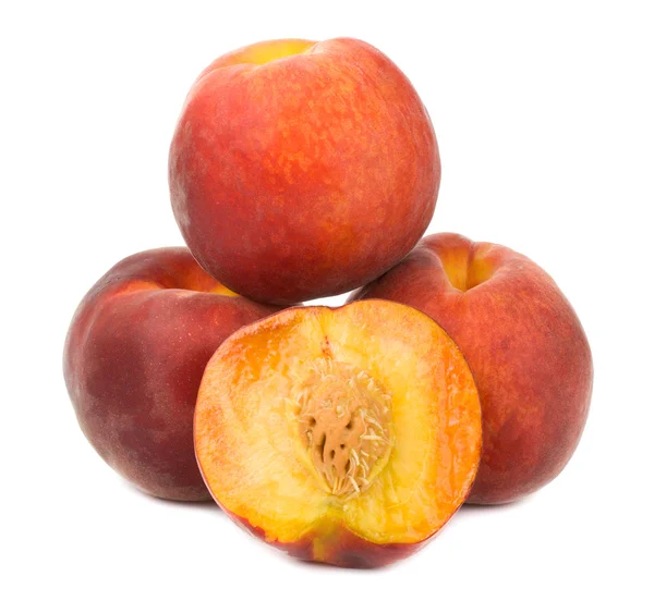 熟した桃 白で隔離されるのクローズ アップのヒープ — ストック写真
