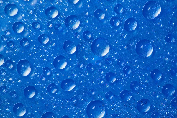 Σταγόνες νερού σε μπλε φόντο — Φωτογραφία Αρχείου
