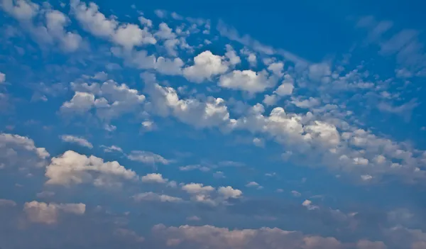 青い空を背景に美しい雲 — ストック写真