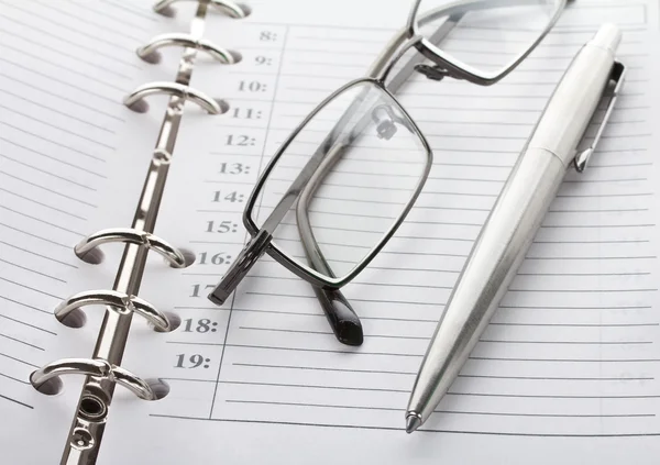 Caderno, caneta e óculos — Fotografia de Stock