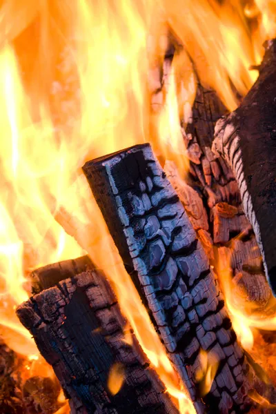 Primo piano legna da ardere in fiamme — Foto Stock