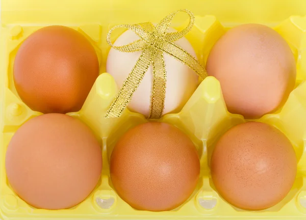 鸡蛋与容器中的装饰 — 图库照片