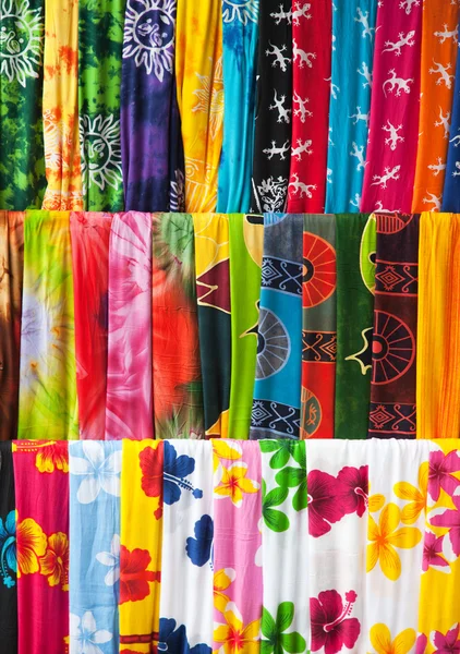 Sortimento de sarongs coloridos — Fotografia de Stock