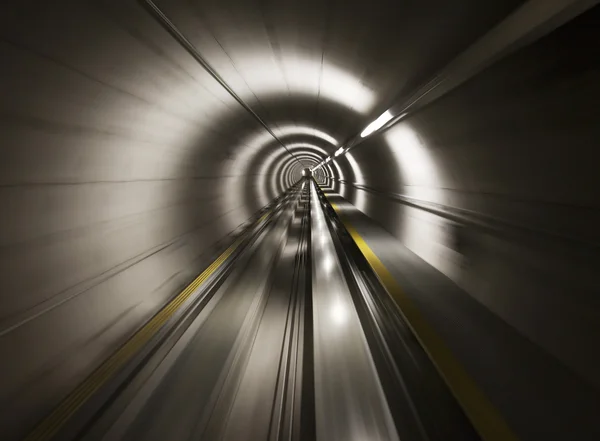 Attraverso il tunnel — Foto Stock