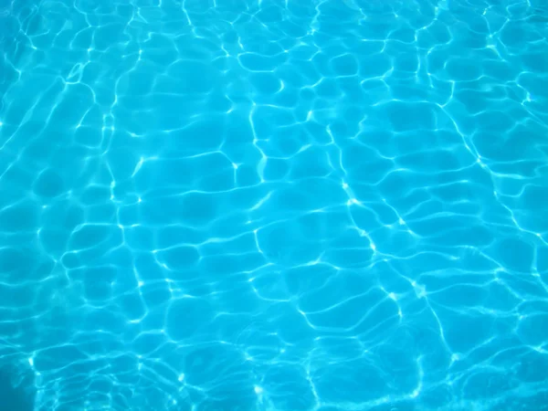 Bela água da piscina clara — Fotografia de Stock